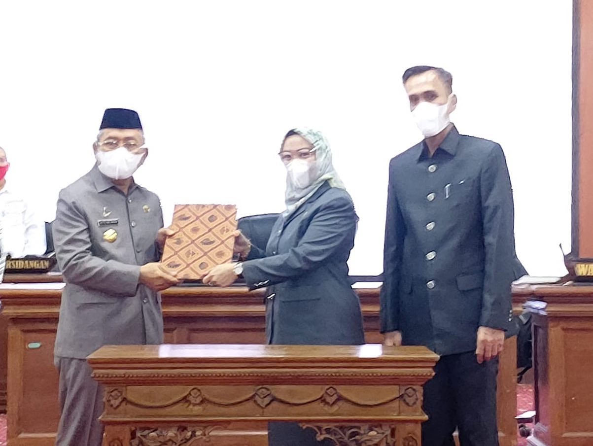 Suraidah dan Usman Suhuriah Pimpin Paripurna Penyampaian Rekomendasi Terhadap LKPj Gubernur Tahun 2021